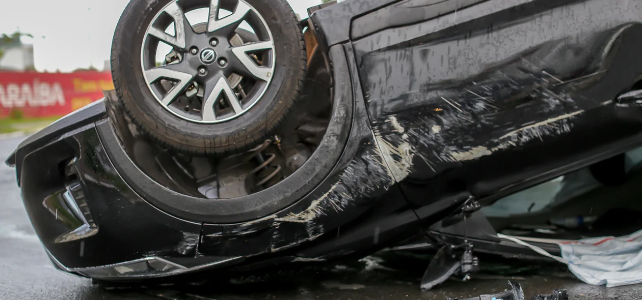 Lateral do veículo ficou destruída