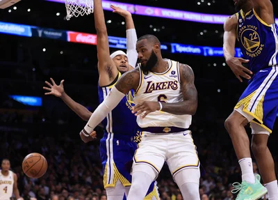LeBron James é marcado por Andrew Wiggins e Moses Moody