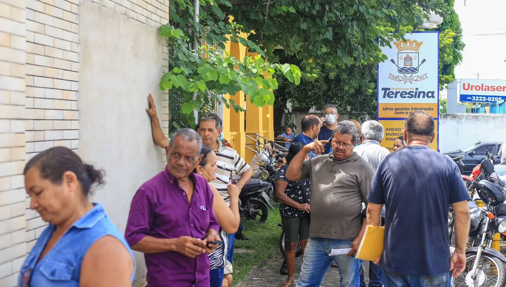 Longas filas na CAP, no Centro de Teresina