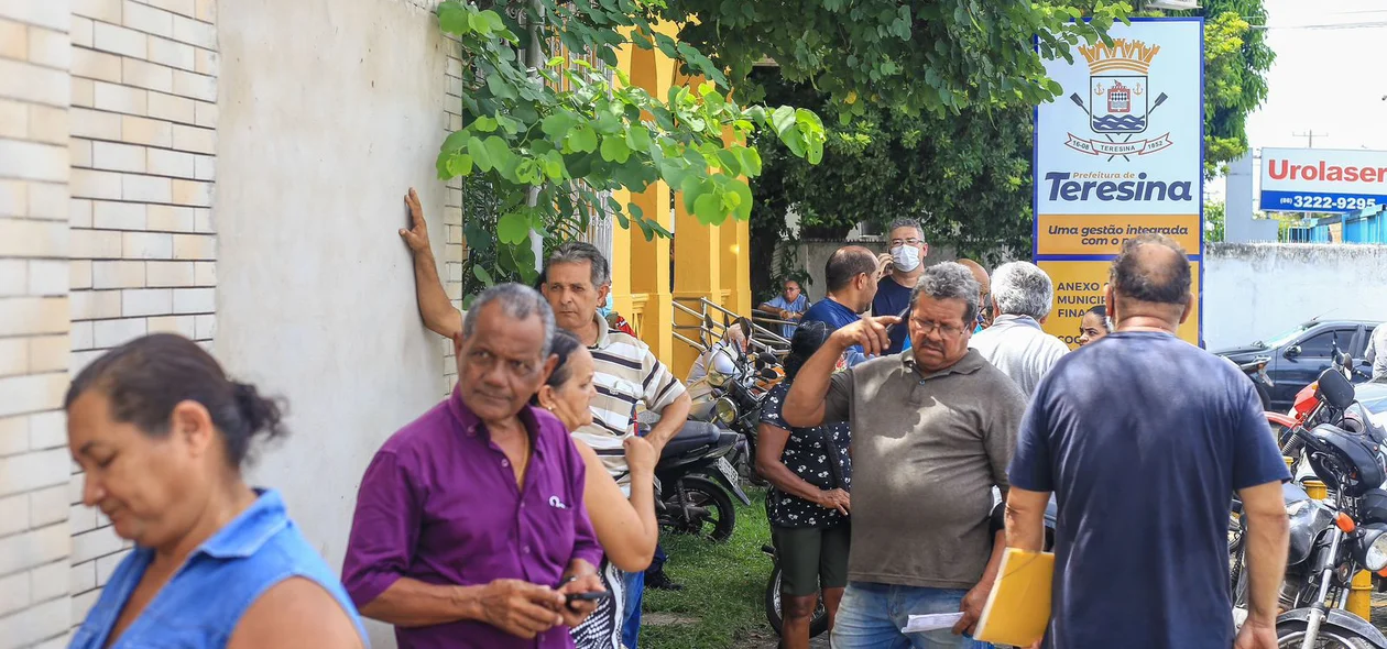 Longas filas na CAP, no Centro de Teresina