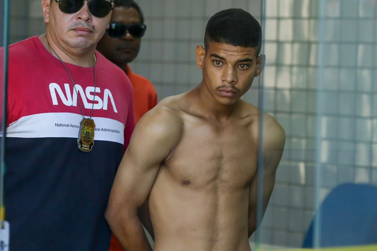 Lucas Vinicius Monteiro dos Santos sendo conduzido por policiais do DHPP