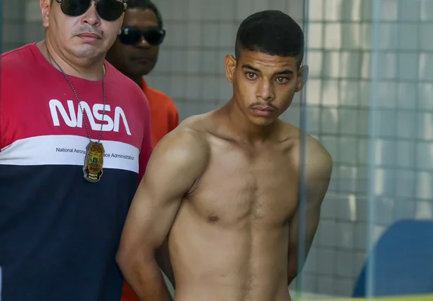 Lucas Vinicius Monteiro dos Santos sendo conduzido por policiais do DHPP