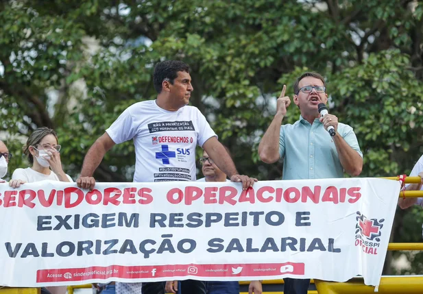 Manifestação de profissionais da Saúde em frente a Alepi