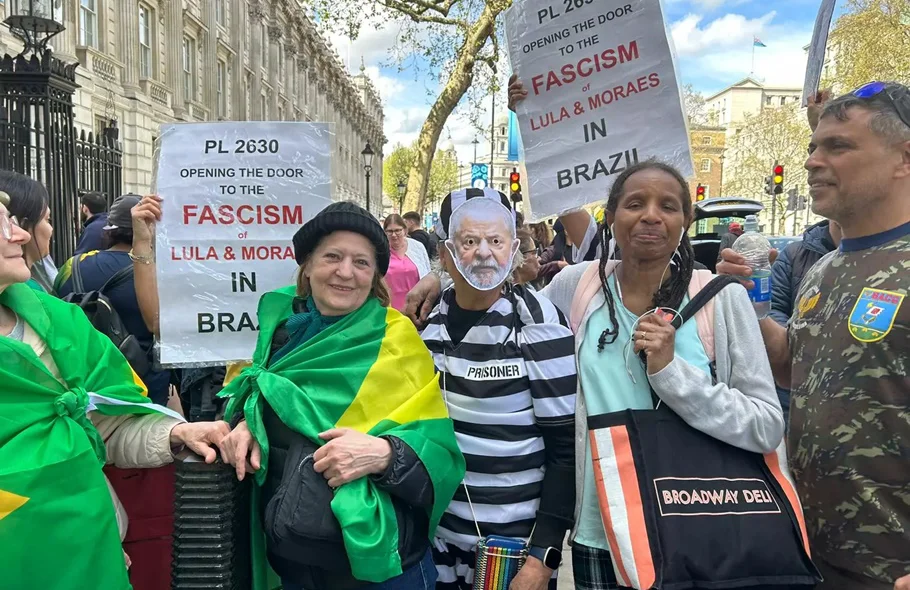 Manifestantes contrários a Lula se reúnem em frente à sede do governo britânico