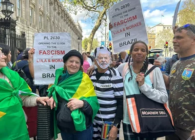 Manifestantes contrários a Lula se reúnem em frente à sede do governo britânico
