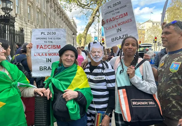 Manifestantes contrários a Lula se reúnem em frente à sede do governo britânico