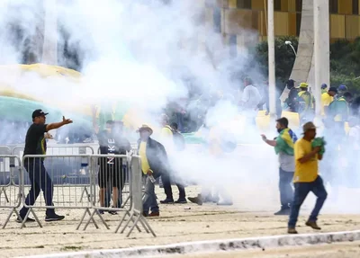 Manifestantes invadem Congresso, STF e Palácio do Planalto