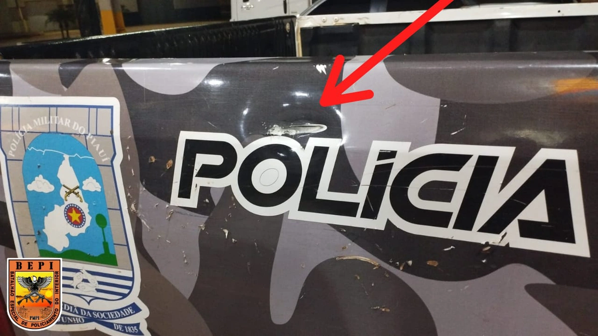 Marcas de tiros na viatura policial