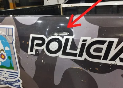 Marcas de tiros na viatura policial
