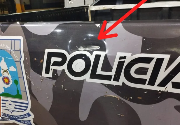 Marcas de tiros na viatura policial