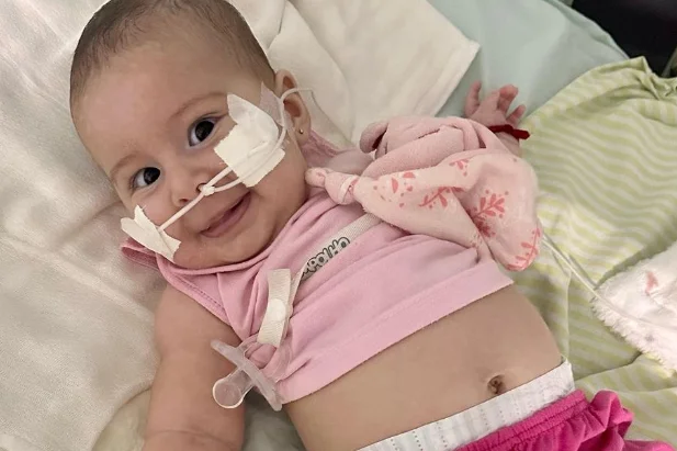 Maria Victoria, que com 5 meses foi diagnostificada com AME.