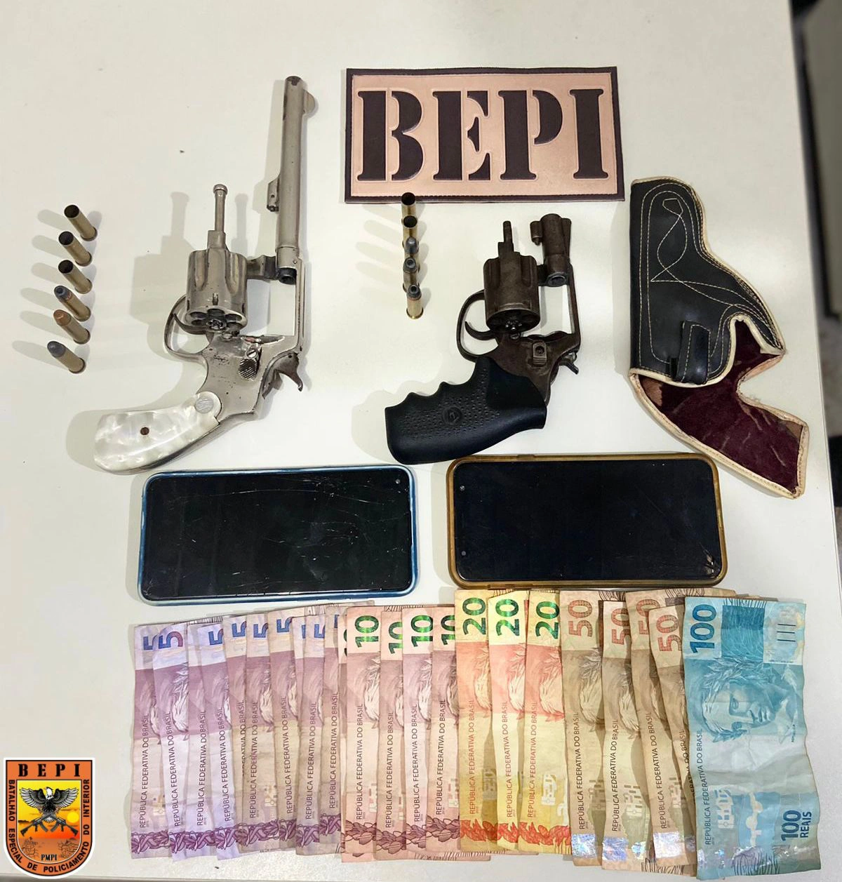Material apreendido pelo BEPI com assaltantes mortos em Jaicós
