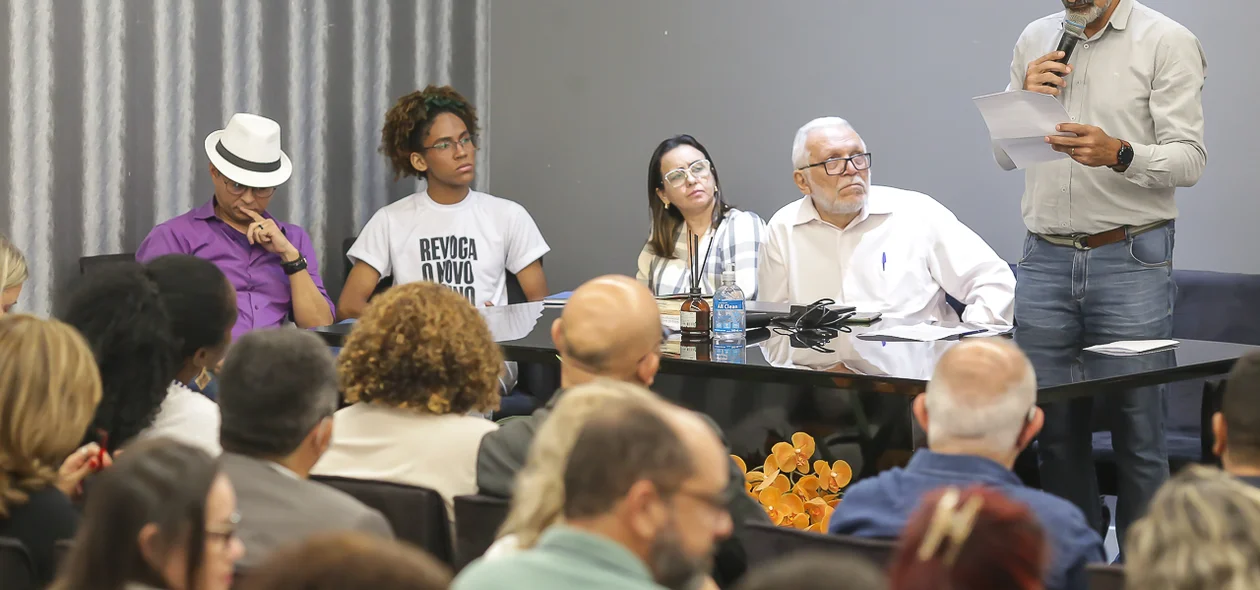Mesa de honra do debate