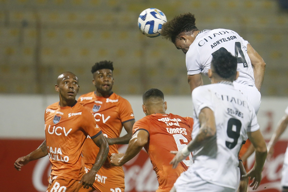 Mesmo tomando sufoco na segunda etapa, o Botafogo venceu o César Vallejo por 3 a 2