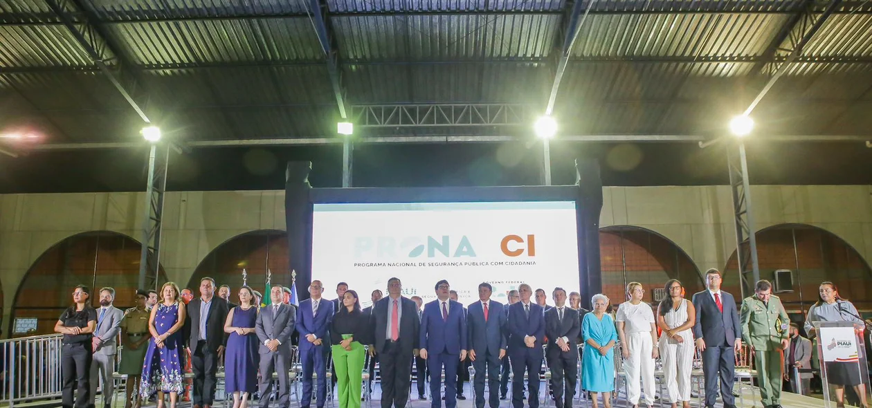 Ministro Flávio Dino entregou viaturas à PM-PI