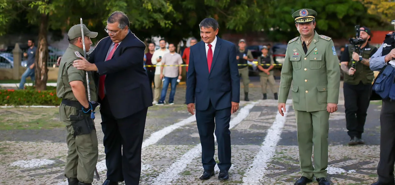 Ministros Flávio Dino e Wellington Dias cumprimentando policiais