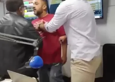 Momento em que homem discute com os jornalistas