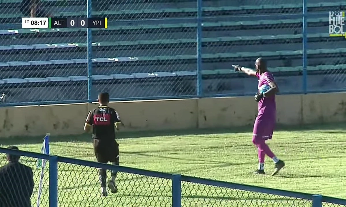 Momento em que o goleiro Caíque, do Ypiranga, aponta para a arquibancada da torcida do Altos