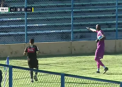 Momento em que o goleiro Caíque, do Ypiranga, aponta para a arquibancada da torcida do Altos