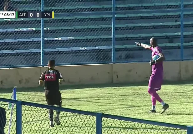 Momento em que o goleiro Caíque, do Ypiranga, aponta para a arquibancada da torcida do Altos