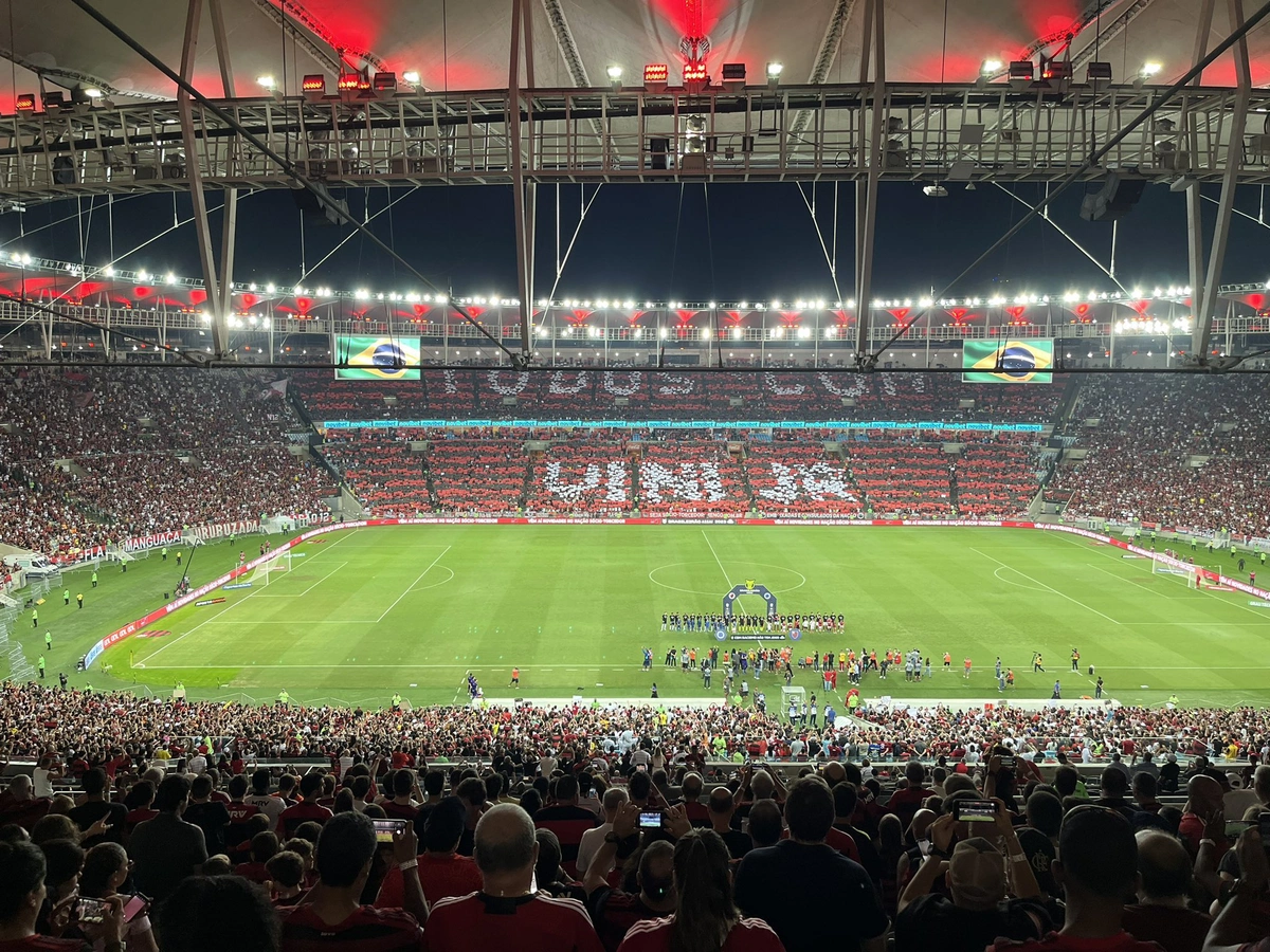 Mosaico em apoio a Vini Jr marcou o jogo