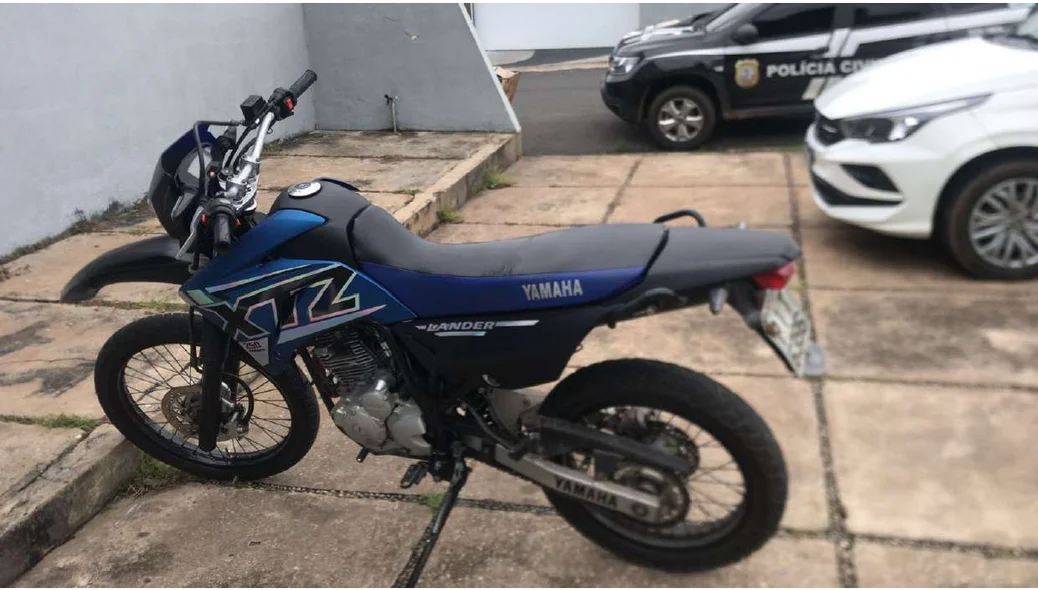 Moto azul modelo XTZ apreendida com o suspeito
