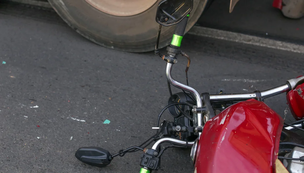 Moto ficou destruída com a batida