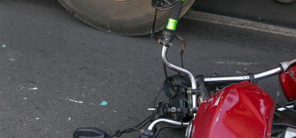 Moto ficou destruída com a batida