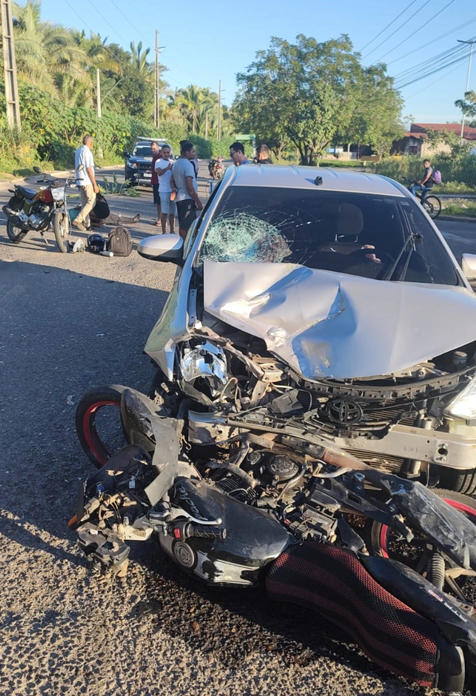 Motocicleta colidiu de frente com carro na Avenida Dr. Josué de Moura Santos, na entrada do bairro Nova Teresina