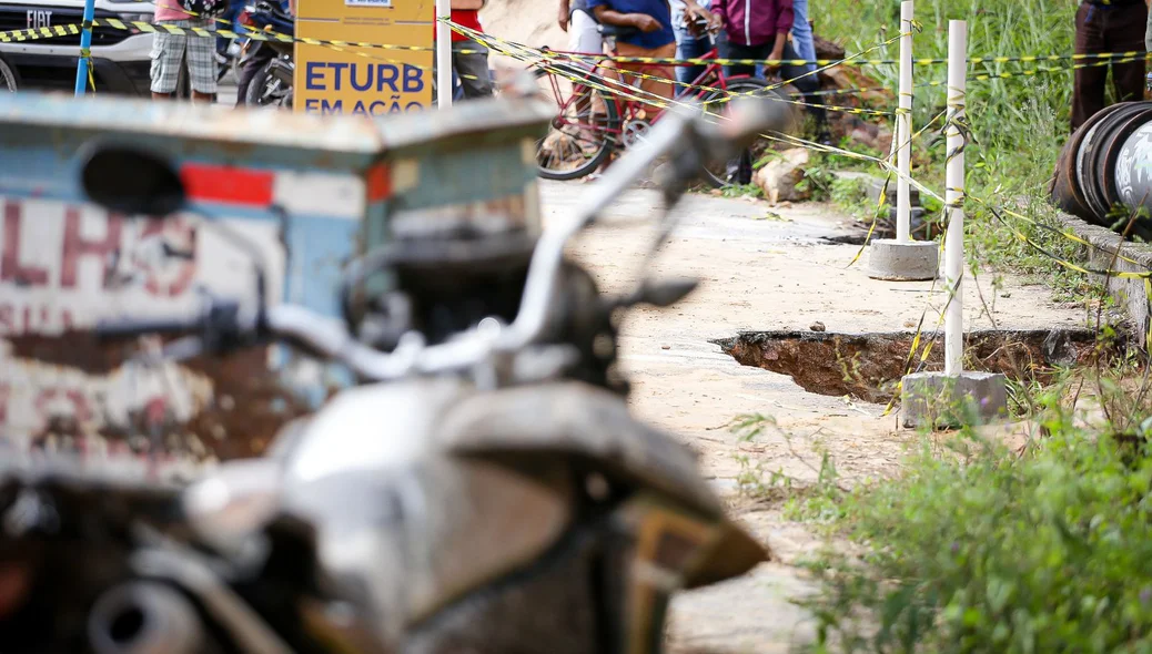 Motocicleta parou distante 8 metros do buraco