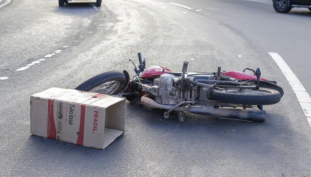 Motociclista teve ferimentos leves e foi socorrido pelo Serviço de Atendimento Móvel de Urgência (Samu)