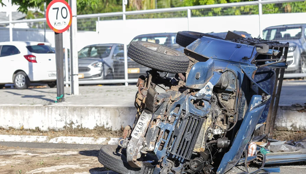 Motorista fica preso às ferragens após capotar caminhonete
