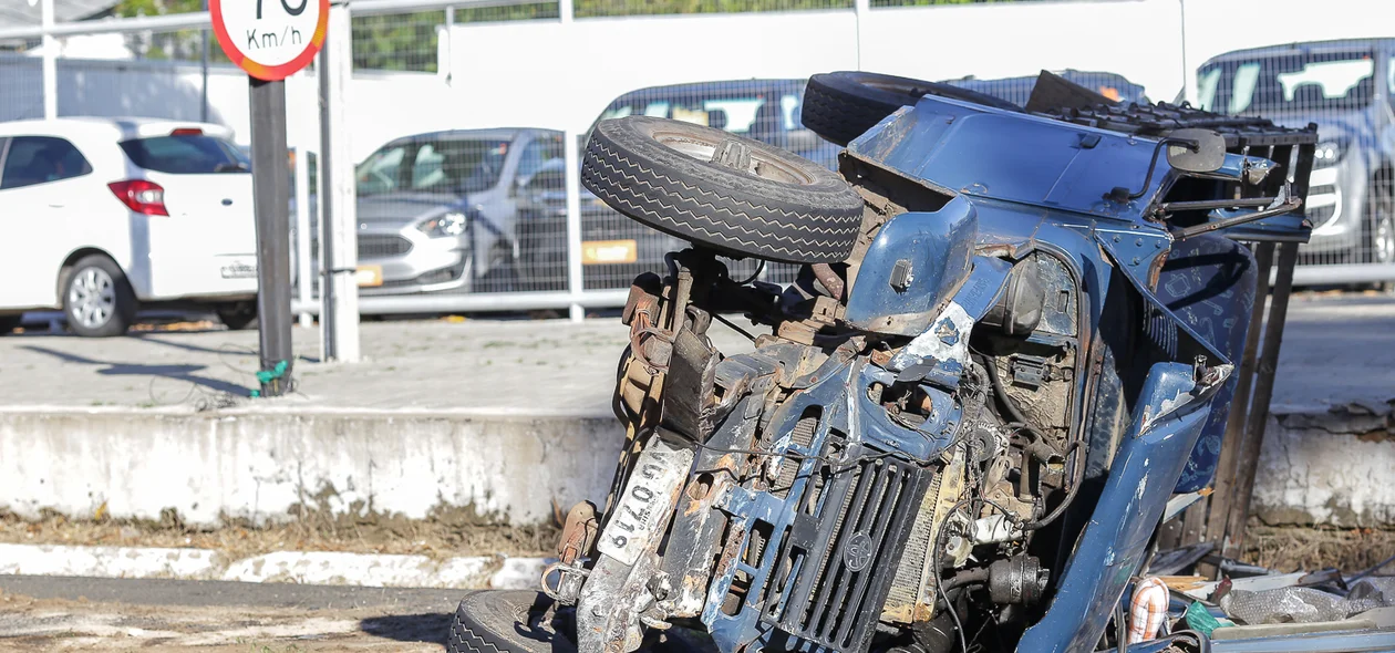 Motorista fica preso às ferragens após capotar caminhonete