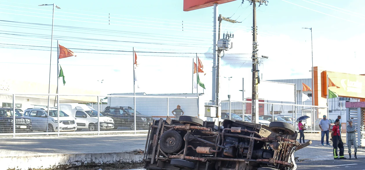Motorista ficou preso às ferragens de uma caminhonete após capotar o veículo