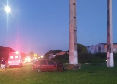 Motorista foi atendido pelo SAMU após bater carro em poste