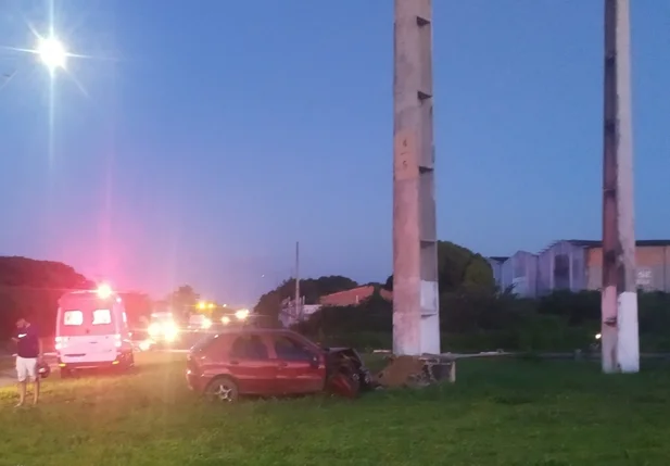 Motorista foi atendido pelo SAMU após bater carro em poste
