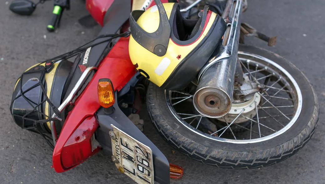 Mototaxista bate em caminhão e morre na BR-316