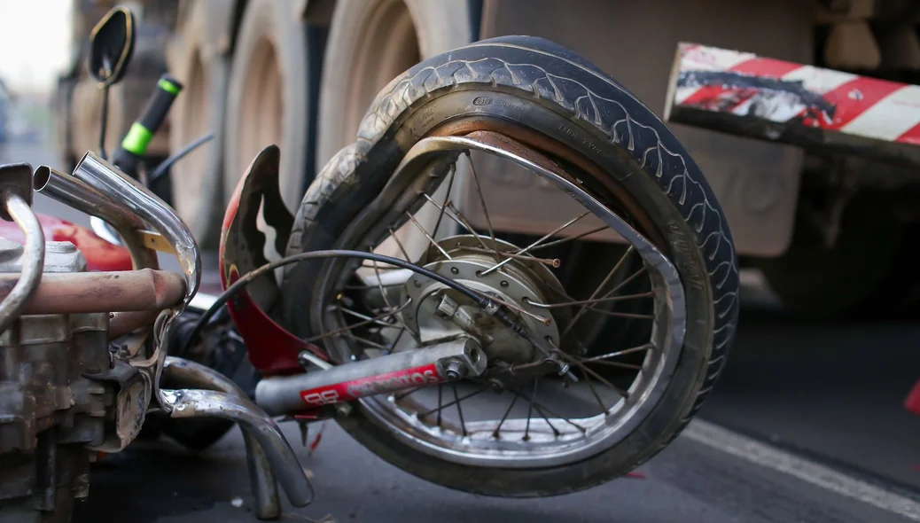 Mototaxista foi atropelado por caminhão
