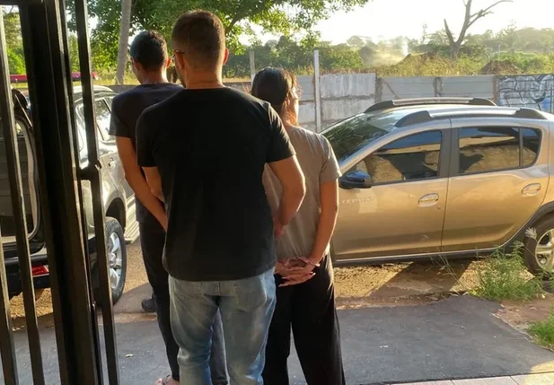 Mulher é presa suspeita de mandar matar pai e irmão no interior de SP