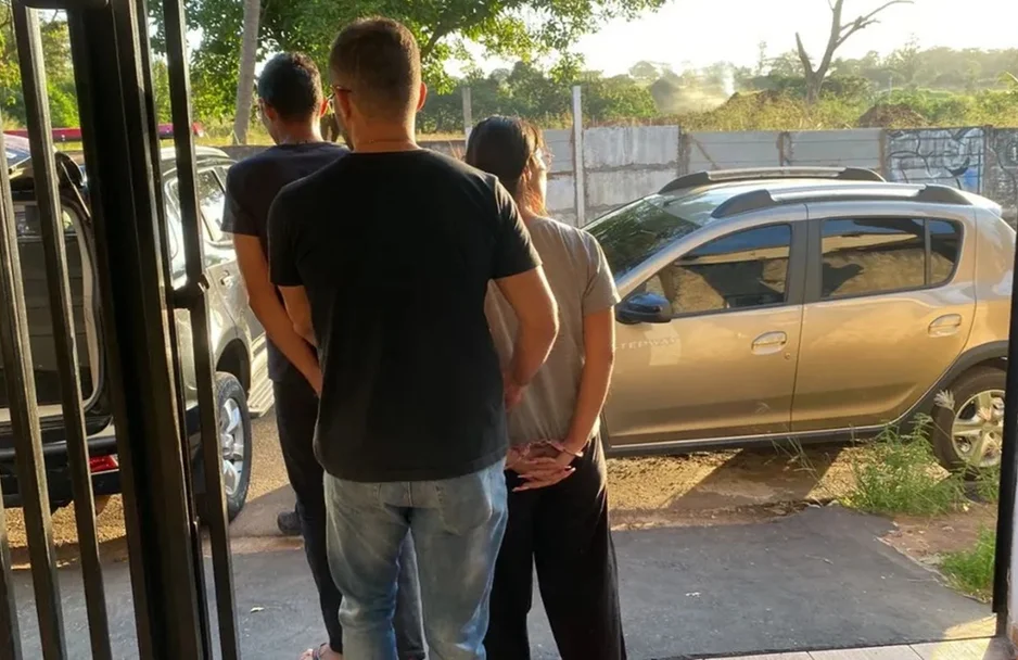 Mulher é presa suspeita de mandar matar pai e irmão no interior de SP