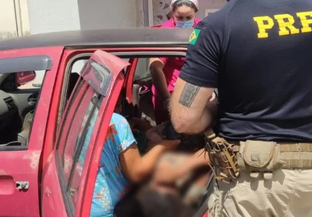 PRF ajuda mulher que entrou em trabalho de parto dentro do carro
