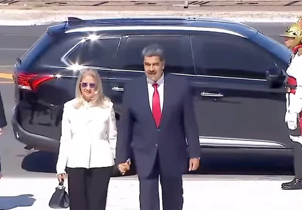 Nicolás Maduro sobe a rampa do Palácio do Planalto