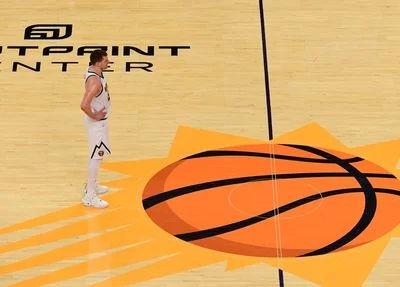 Nikola Jokic ao centro do Footprint Center, casa do Suns, no Arizona