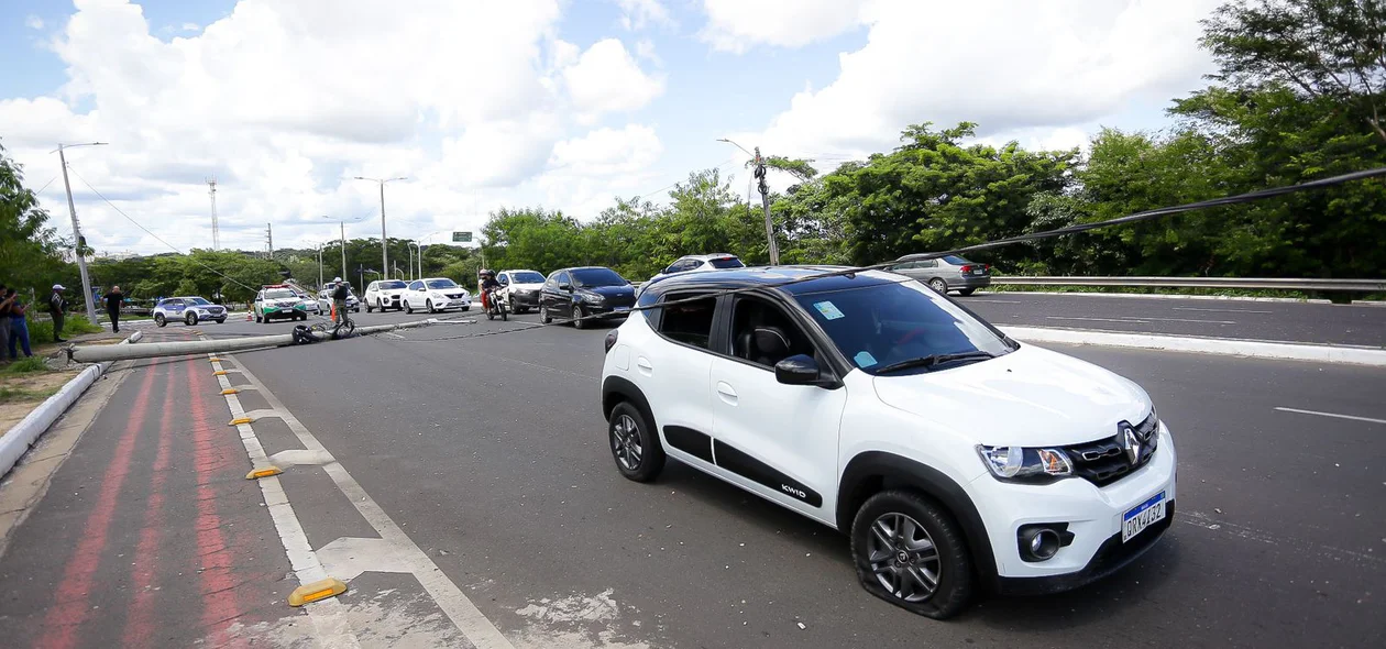 O carro chegou a passar por cima do poste