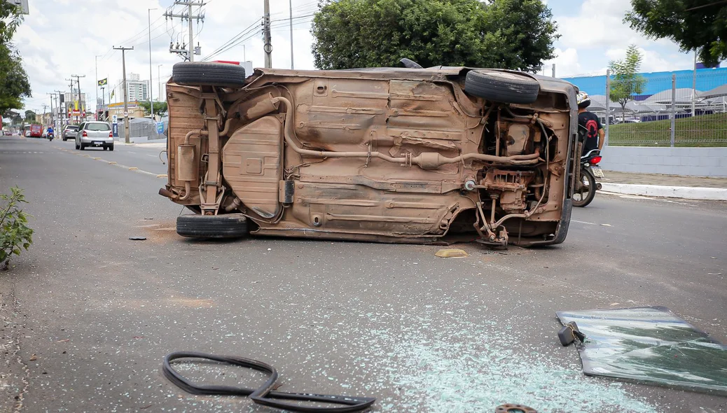 O carro ficou totalmente destruído