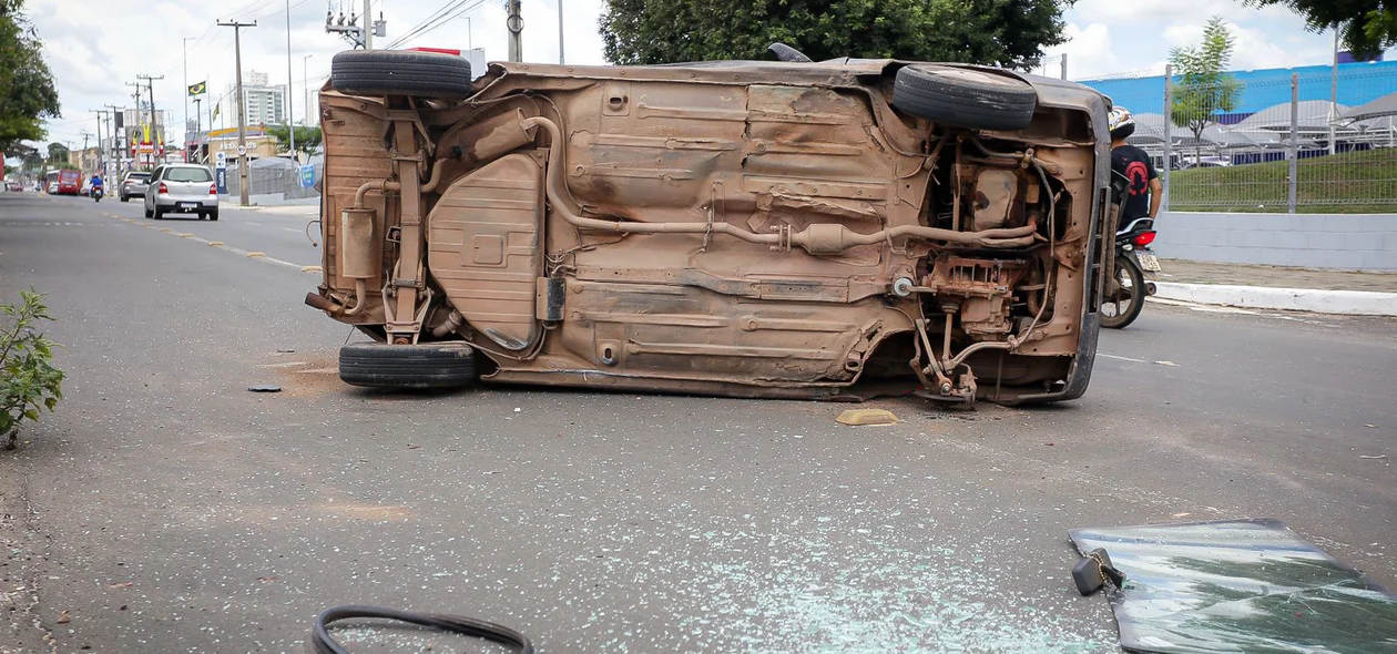 O carro ficou totalmente destruído