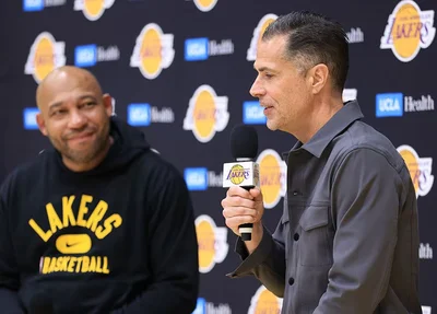 O técnico Darvin Ham e o gerente de operações do Lakers, Rob Pelinka falam sobre o fim da temporada
