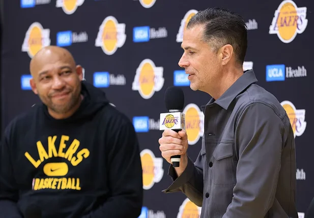 O técnico Darvin Ham e o gerente de operações do Lakers, Rob Pelinka falam sobre o fim da temporada