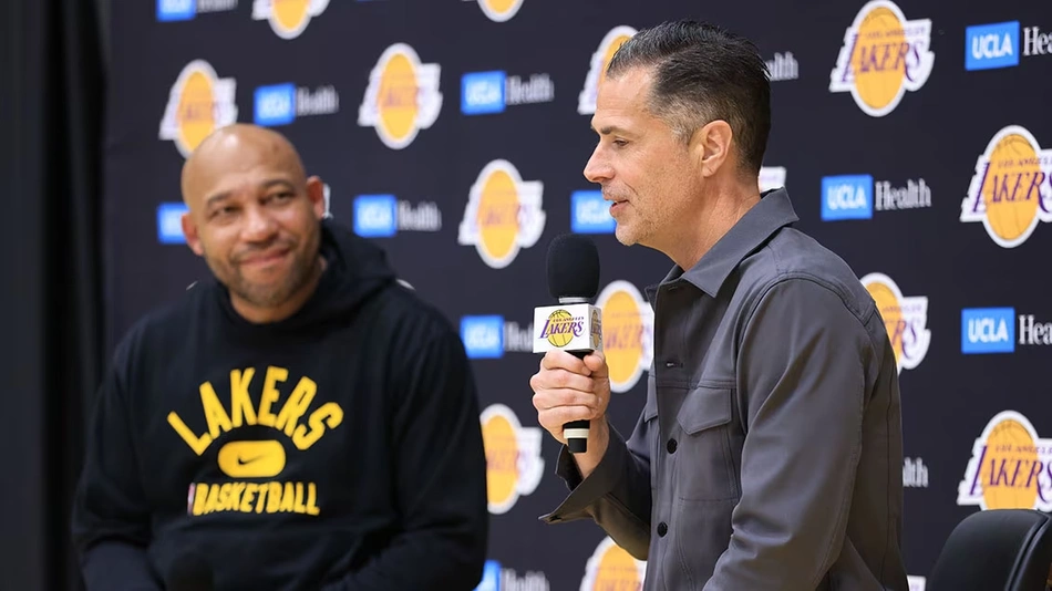 O técnico Darvin Ham e o gerente de operações do Lakers, Rob Pelinka falam sobre o fim da temporada
