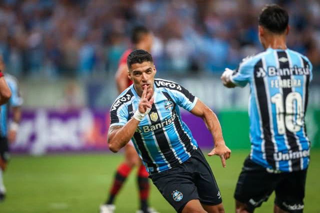 O uruguaio Luis Suárez foi decisivo na vitória do Grêmio no clássico Grenal